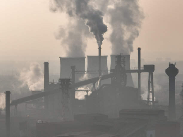 工业钢厂、铁厂。冶金工厂。钢铁厂。重工业在欧洲，波兰，Dabrowa Gornicza。烟囱造成的空气污染。生态与环境。航拍无人机照片图片下载