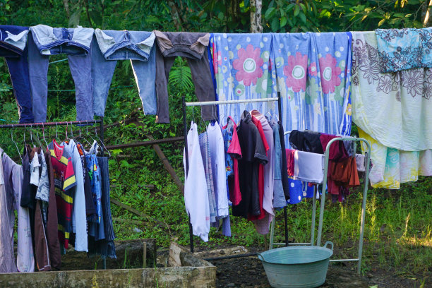 在房子顶上晒干衣服的照片图片下载