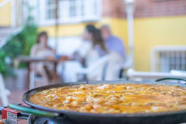 在熟悉的环境下制作海鲜饭的过程。西班牙的食谱图片下载