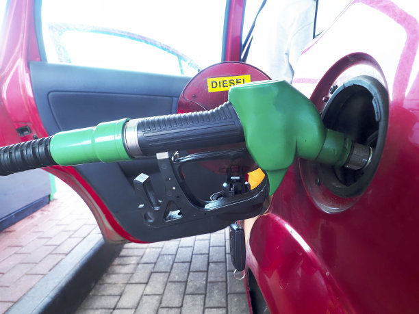 在加油站给汽车加油，照片特写图片下载