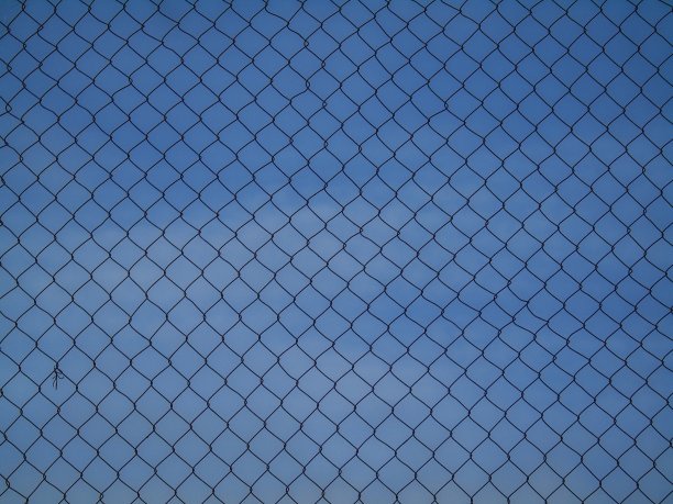 生锈的铁丝栅栏的照片图片下载