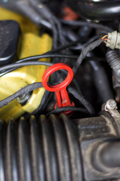 一辆旧欧洲汽车引擎盖下的照片图片下载