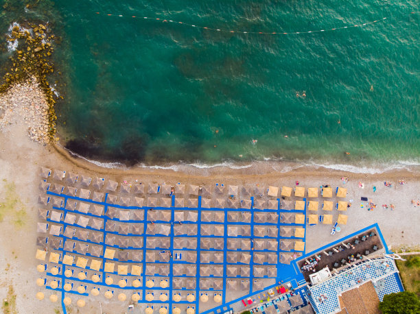空中拍摄的照片。从飞行的无人机上看。黑山海滩鸟瞰图。俯视图图片下载