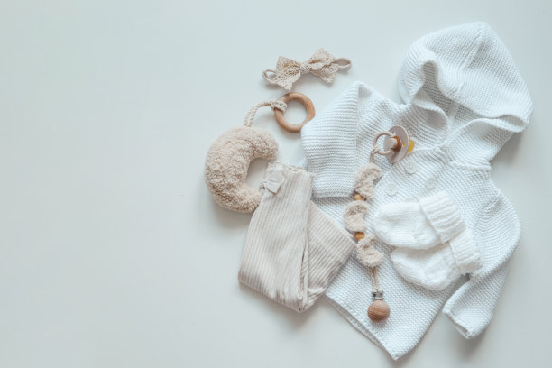 一套为新生儿设计的婴儿服装，颜色柔和，俯视图图片下载