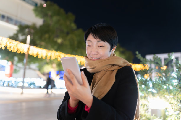 女人在晚上看手机图片下载