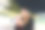 女人在晚上看手机图片下载