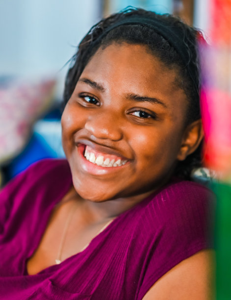 在偷拍的照片中，快乐微笑的年轻非裔美国少女图片下载