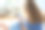 一个可爱的少女正在用智能手机看视频或写信息图片下载