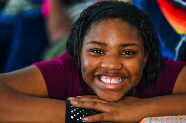 在偷拍的照片中，快乐微笑的年轻非裔美国少女图片下载