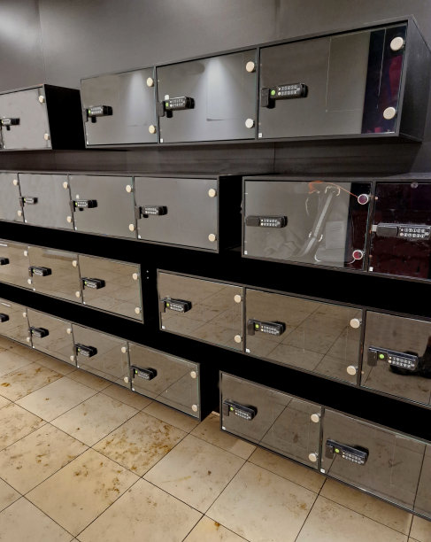 橱柜由肩玻璃制成，透明，带有数字键盘，用于使用选定的pin码锁定物品。购物中心的更衣室，游泳池，游泳池。贵重物品,图片下载