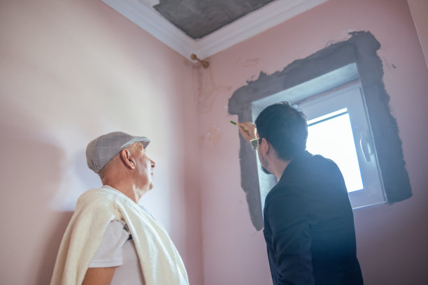 检查天花板破损渗漏情况图片下载