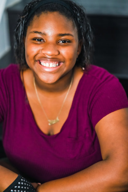 在偷拍的照片中，快乐微笑的年轻非裔美国少女图片下载