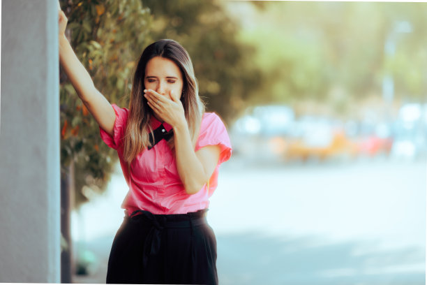 女商人在大街中间感到恶心。图片下载