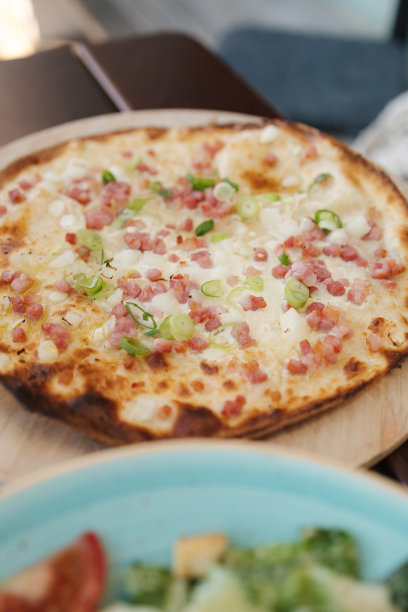 有培根和洋葱块的美味薄披萨图片下载