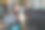 一位中年母亲在咖啡厅外面工作，她的孩子坐在婴儿车里图片下载