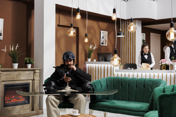 一个人拿着雪具坐在壁炉旁图片下载