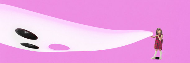 当代艺术拼贴。鬼小女孩穿着复古时尚的衣服用镜子吸尘吓鬼孤立的粉红色背景。图片下载