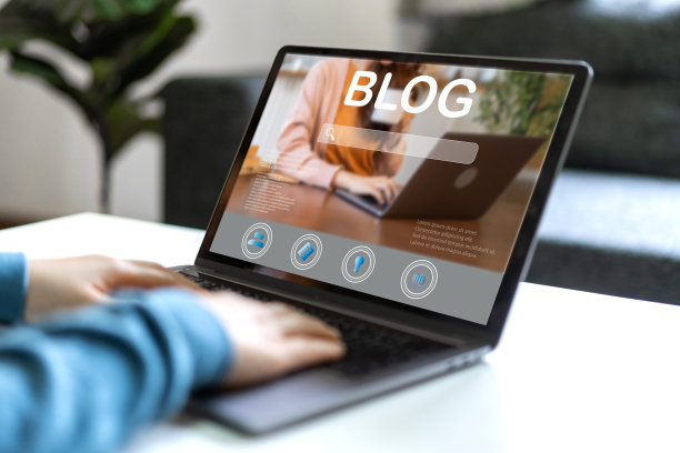 社交媒体在线内容，自由职业者，在线工作，内容创作者，使用笔记本电脑的女性，在家用电脑在线阅读博客的女性图片下载