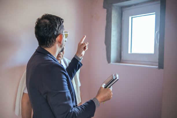 理赔理赔员处理涉及建筑物损坏的财产理赔图片下载