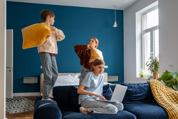 年轻女性母亲自由职业者将远程工作与花更多时间与家人在一起图片下载