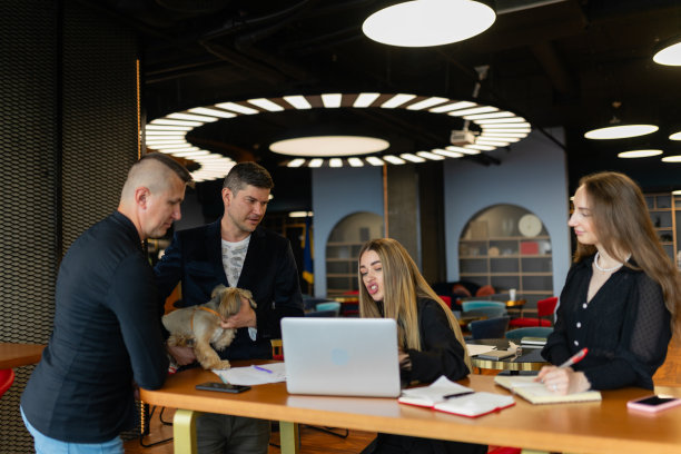 同事们用仪器与西施讨论问题图片下载