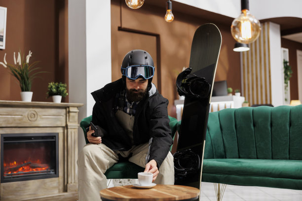 游客在大堂拿着手机休息图片下载