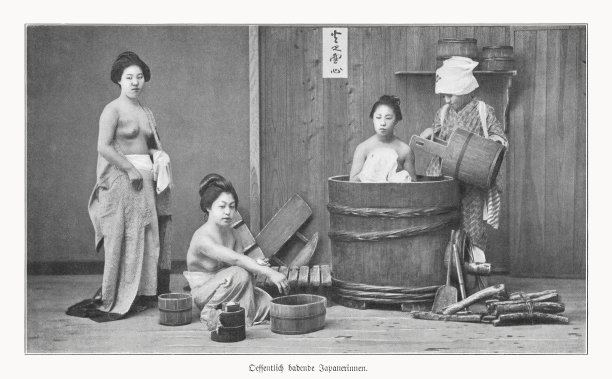 在公共浴室的日本妇女，半色调印刷，1900年出版图片下载