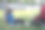 夏日公园里，当婴儿熟睡时，年轻女子戴着耳机在平板电脑上工作图片下载