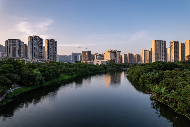 俯瞰城市的高层建筑和河边的森林图片下载