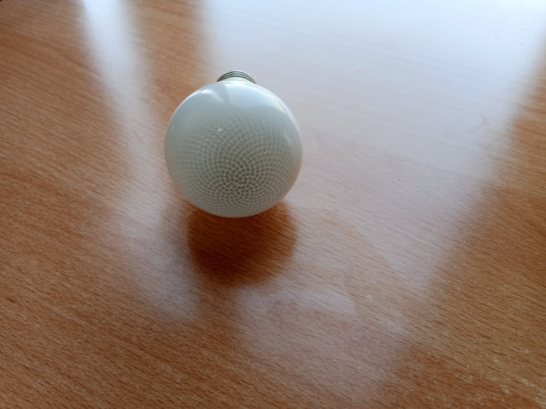 照片与灯对象在桌子上图片下载