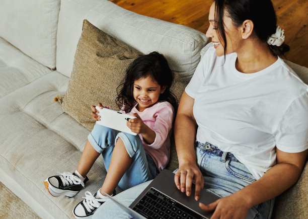 笔记本电脑和电话沙发图片下载