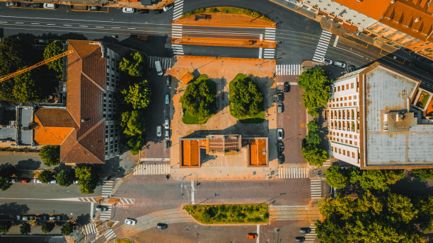 世界时尚之都。无人机拍摄的米兰夏季照片。门四星图片下载