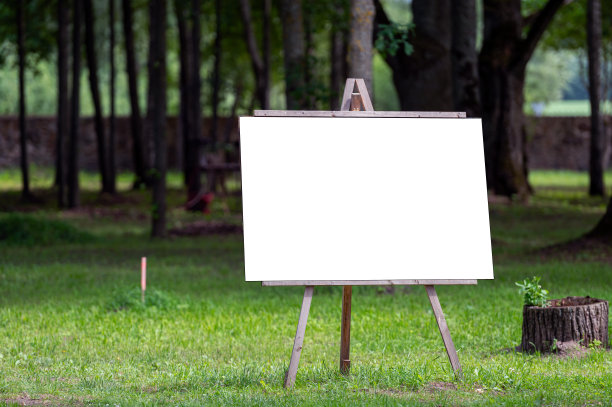 木画架与空白画布在公园，模板图片下载