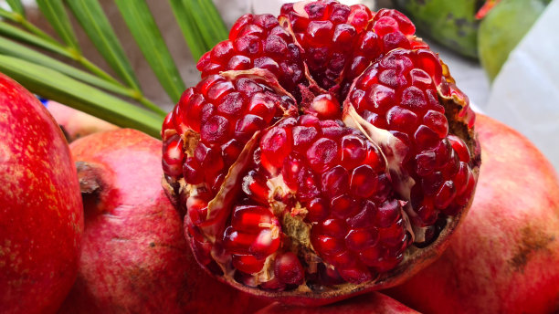 把整个石榴切开。图片下载