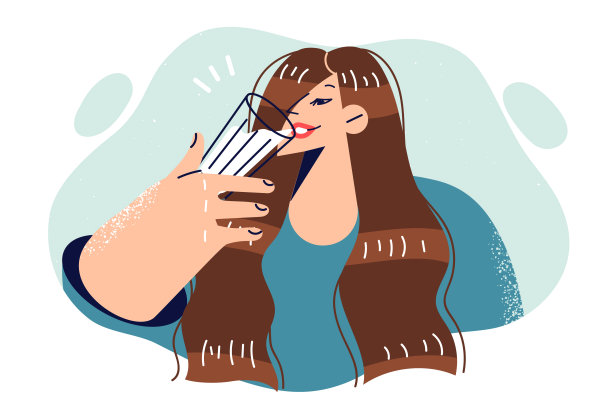 女人在夏日公园散步或晨跑后用玻璃杯喝水解渴图片下载