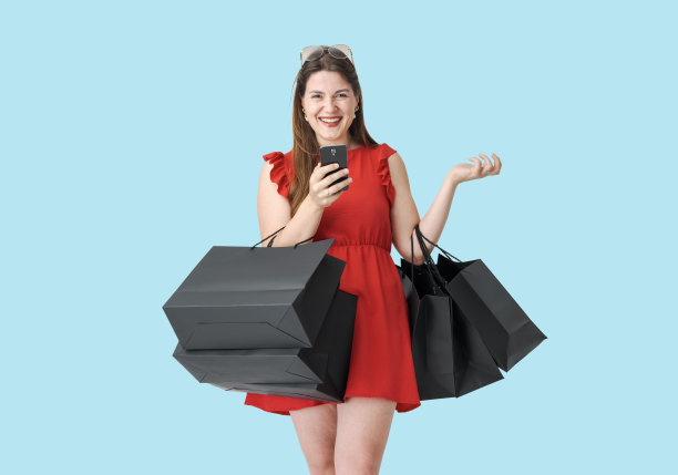 一名女子在黑色星期五拿着智能手机购物图片下载