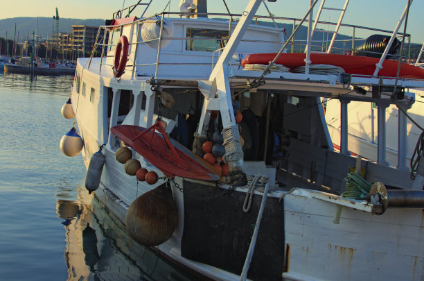 科佩尔港停泊渔船的特写镜头。码头上的小渔船。渔船上的渔具和设备图片下载