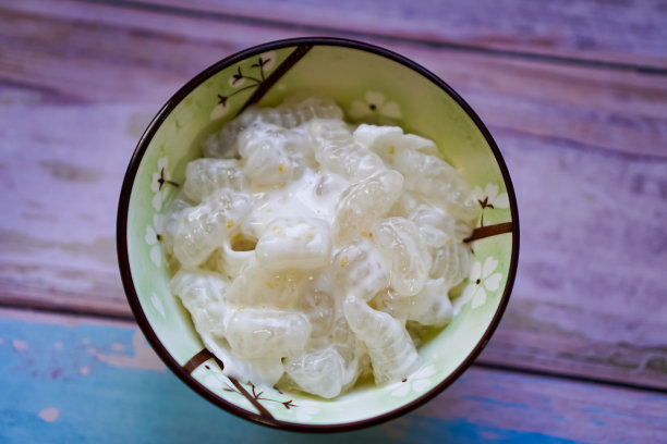 美味的泰国汤圆椰奶甜点在桌子上的侧视图照片。图片下载