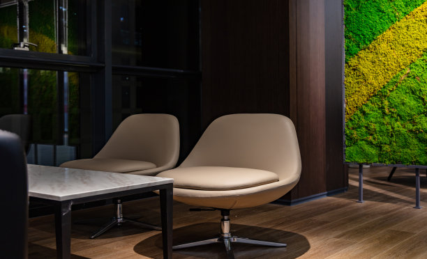 公司内部接待区的扶手椅和桌子图片下载