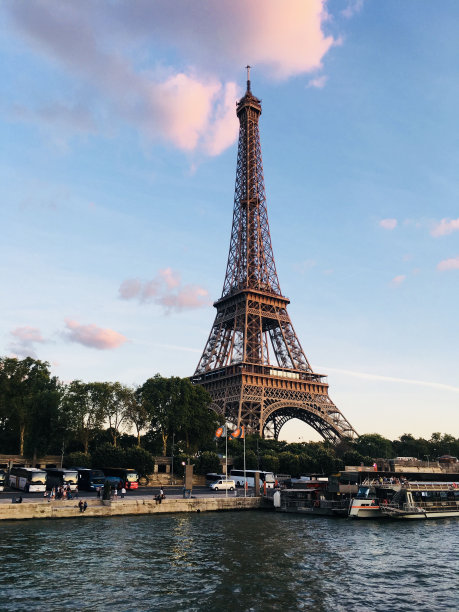 在多云的蓝天衬托下，法国巴黎标志性的埃菲尔铁塔令人惊叹的户外照片图片下载