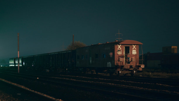 夜间铁轨上的火车车厢图片下载