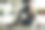 室内肖像的快乐年轻健康的女人在健身房摆姿势，拿着杠铃，健康的生活方式的照片图片下载