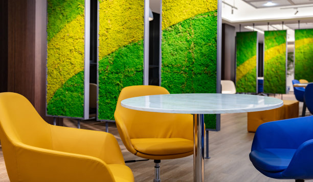 公司内部接待区的扶手椅和桌子图片下载