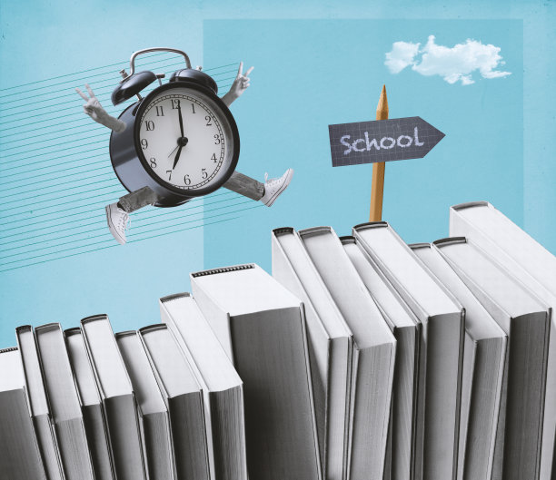 老式闹钟在书本上奔跑图片下载