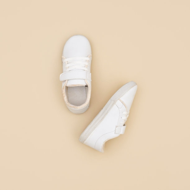 白色的鞋子在柔和的背景，平面背景照片的属性图片下载