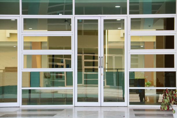 现代办公大楼的白色塑料门和玻璃门图片下载