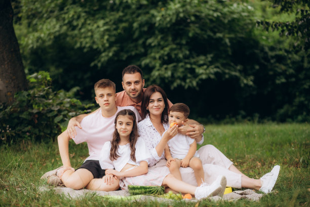 全家人的照片五口人三个小孩坐在长凳桌子放松美味的晚餐吃三明治苹果沙拉一代阳光明媚的周末舒适的家公园后院户外图片下载