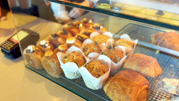 烘培咖啡市场烘培温暖的面包，美味的甜甜圈松饼:早点心，羊角面包，酸面包，法棍面包，三明治，百吉饼，椒盐脆饼，食品市场，欧式风格图片下载