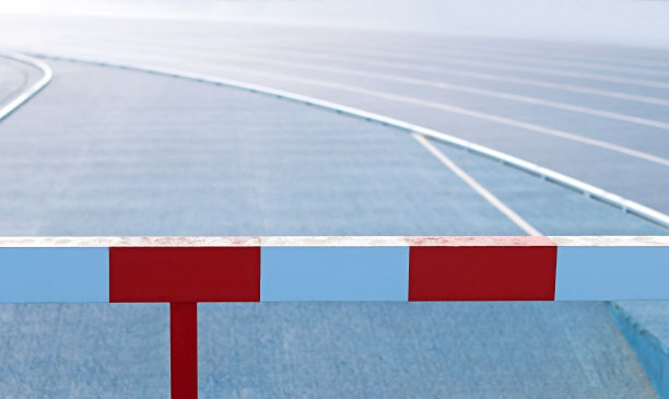 障碍。跑道上的栅栏图片下载