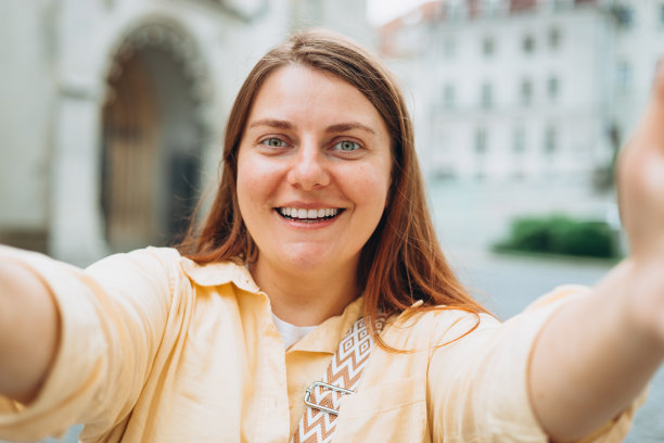 照片迷人迷人的女人可爱的短发双臂交叉自信的人工作人员友好的微笑好心情穿着办公室衬衫站在城市背景图片下载